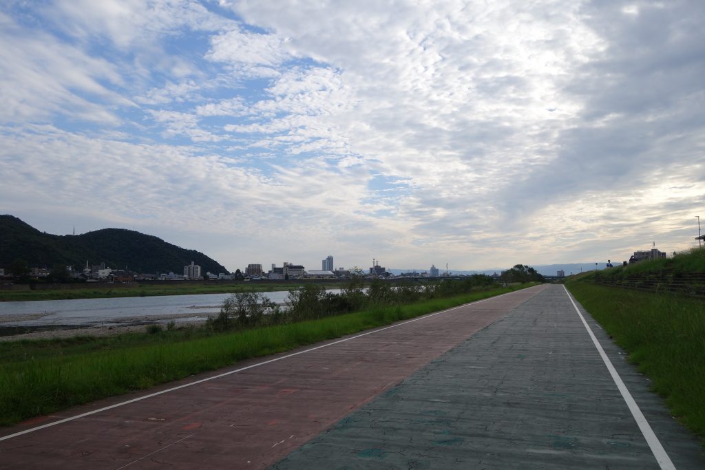 長良川沿いの歩道