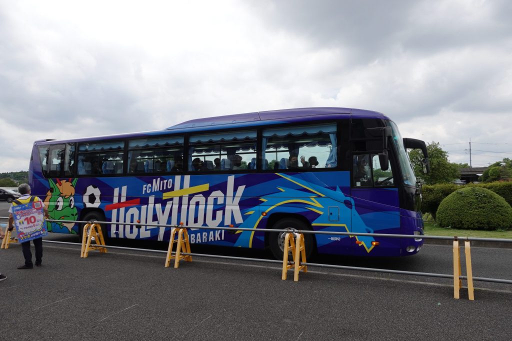 水戸ホーリーホックの選手バス