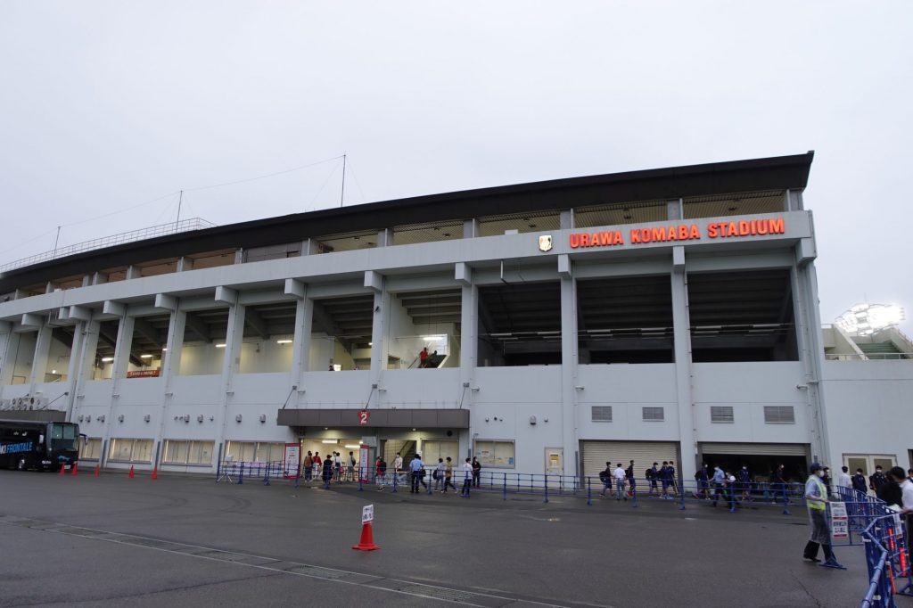 浦和駒場スタジアムのメインスタンド前