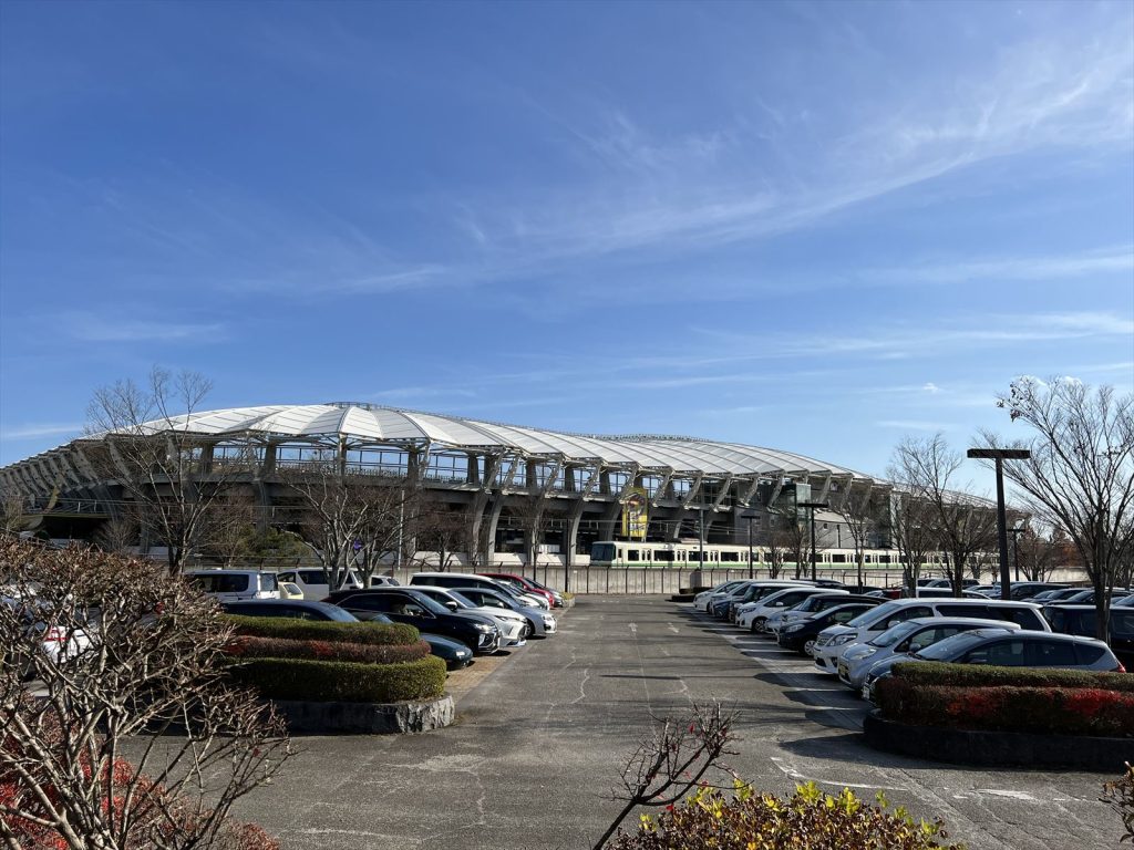 七北田公園の駐車場とユアテックスタジアム仙台