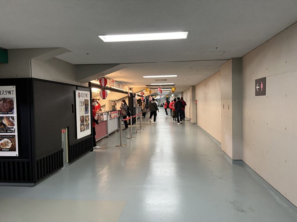 バックスタンド3階コンコース「埼スタ横丁」