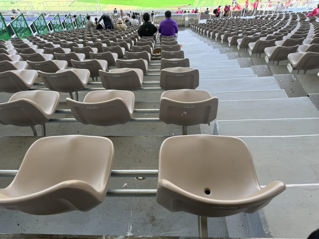 エディオンスタジアム広島（広島広域公園陸上競技場）　メインスタンドの座席