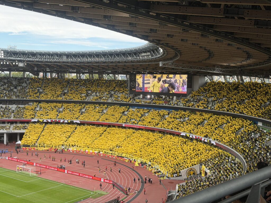 柏レイソルの黄色に染まる国立競技場