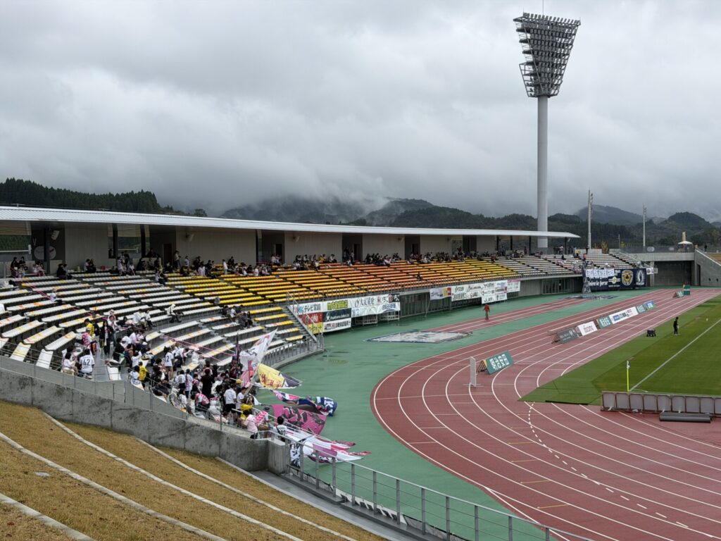 クロキリスタジアム(山之口陸上競技場)バックスタンド