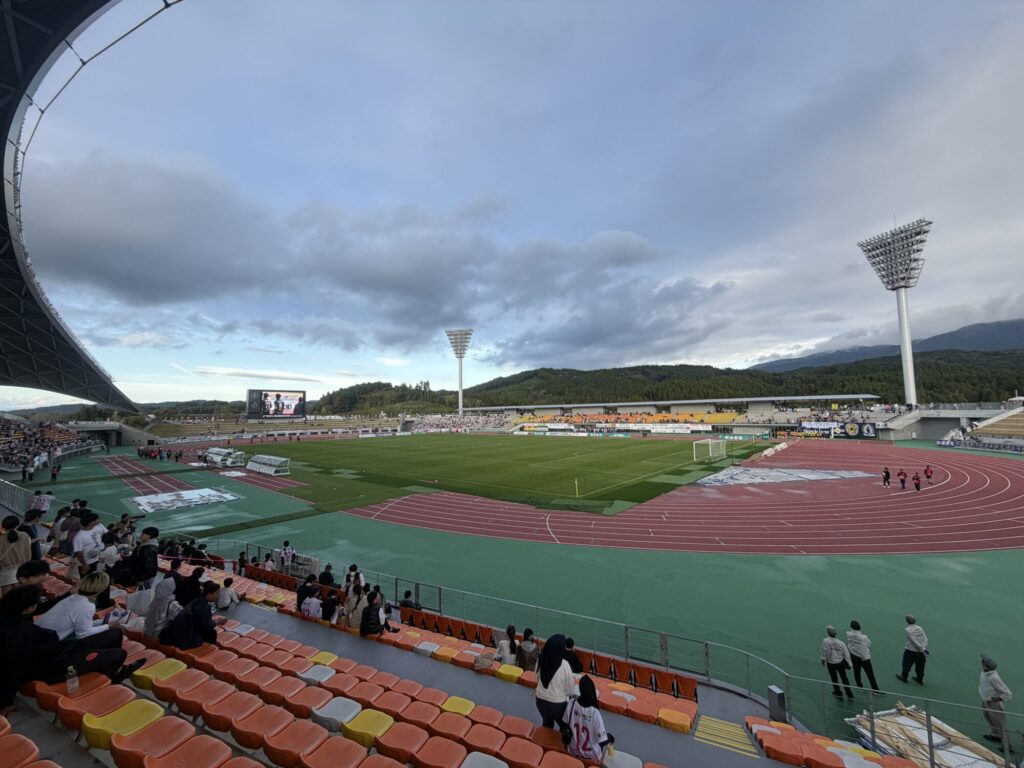 クロキリスタジアム(山之口陸上競技場)メインスタンドから