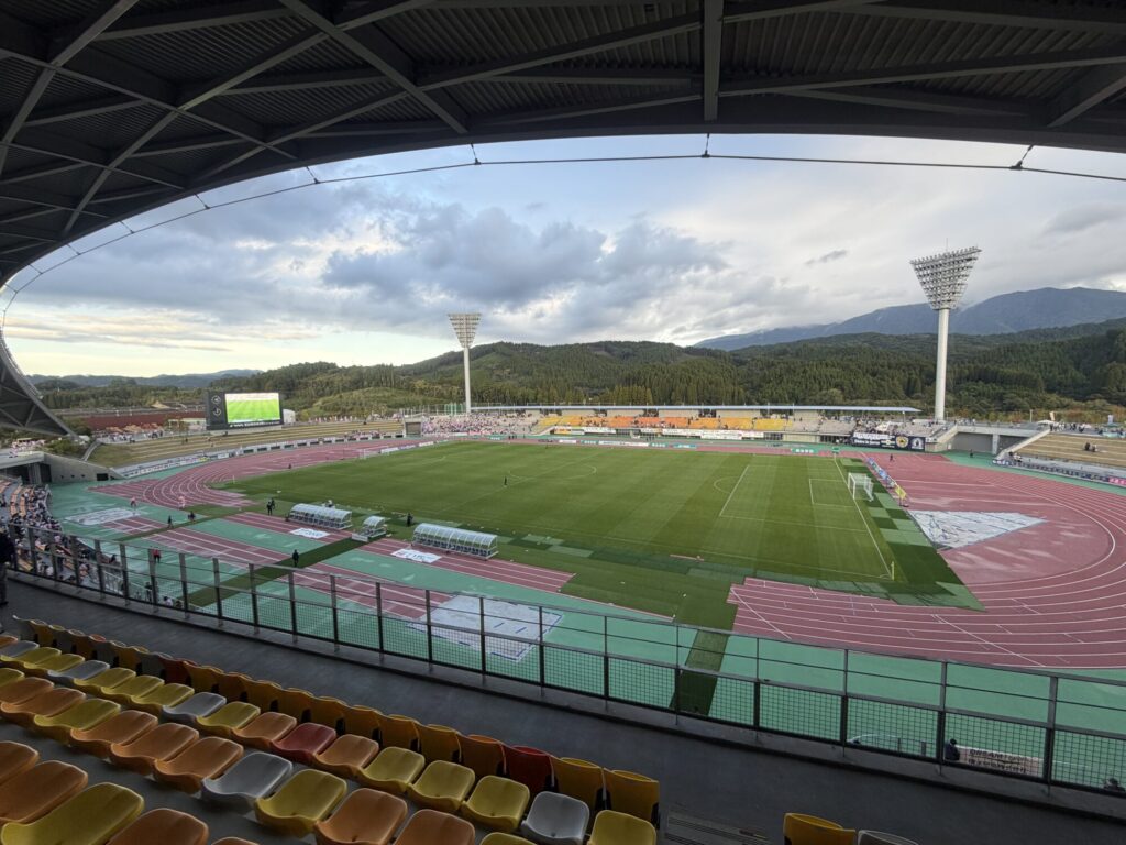 クロキリスタジアム(山之口陸上競技場)メインスタンドから