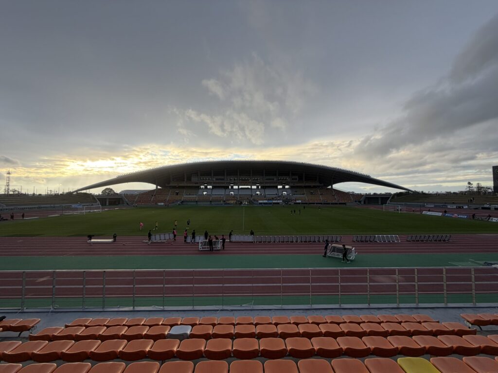 クロキリスタジアム(山之口陸上競技場)バックスタンドから