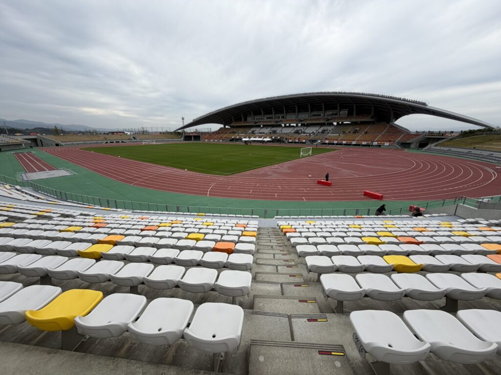 クロキリスタジアム(山之口陸上競技場)バックスタンド